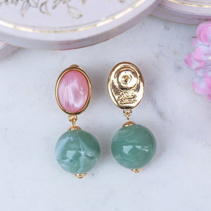 Stilvolle Kugel-Ohrstecker in Rosa und Jadegrün