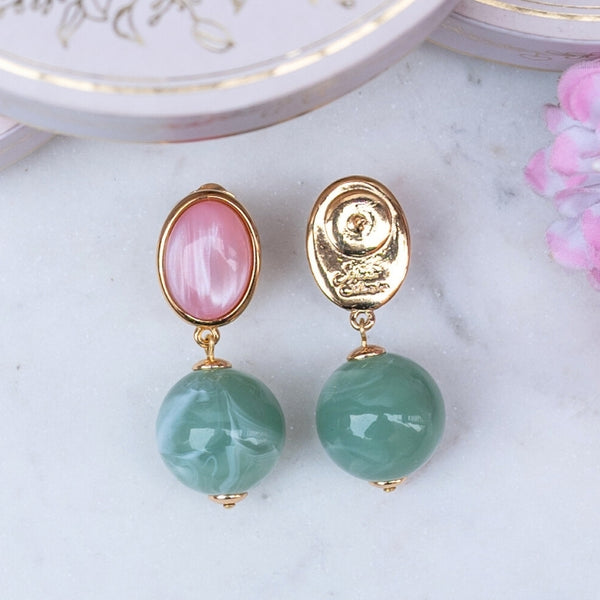 Stilvolle Kugel-Ohrstecker in Rosa und Jadegrün