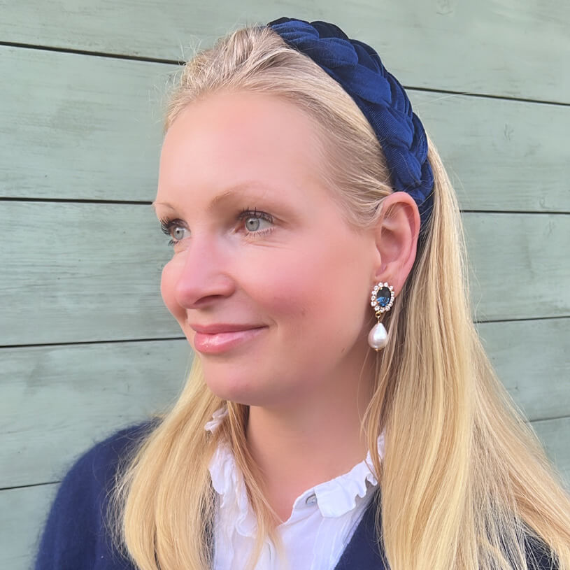 Edel funkelnde Ohrstecker in Dunkelblau mit leichtem Baumwolltropfen