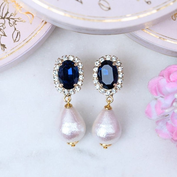 Edel funkelnde Ohrstecker in Dunkelblau mit leichtem Baumwolltropfen