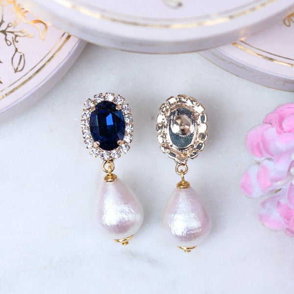 Edel funkelnde Ohrstecker in Dunkelblau mit leichtem Baumwolltropfen