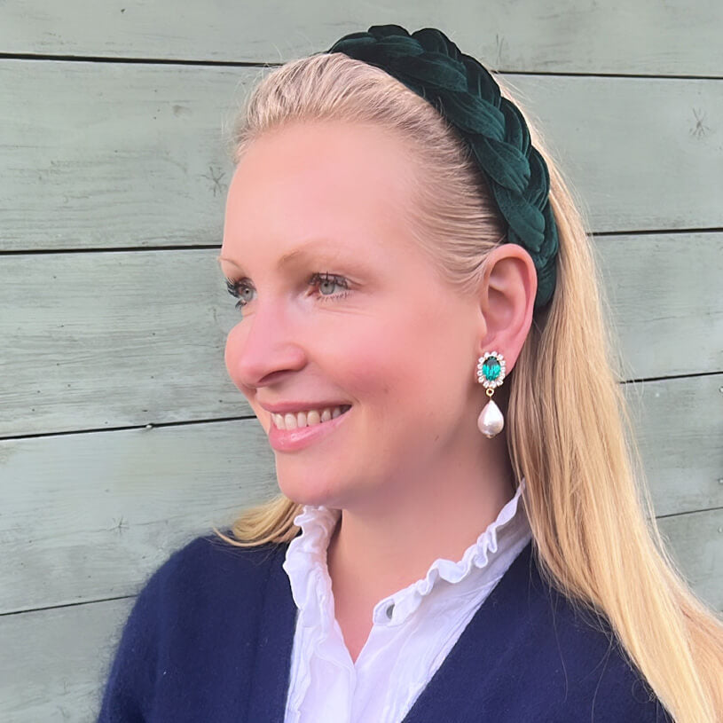 Edel funkelnde Ohrstecker in Dunkelgrün mit leichtem Baumwolltropfen