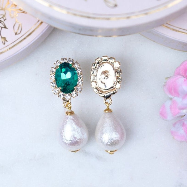 Edel funkelnde Ohrstecker in Dunkelgrün mit leichtem Baumwolltropfen