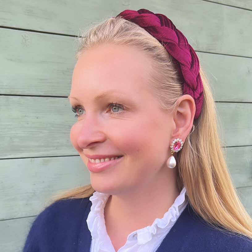 Edel funkelnde Ohrstecker in Pink mit leichtem Baumwolltropfen