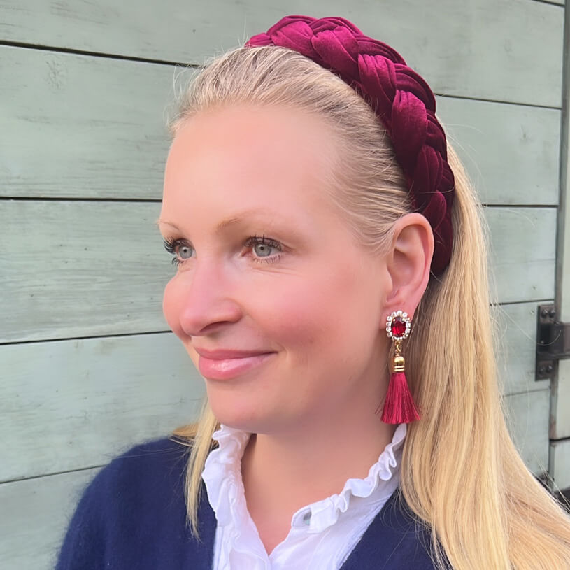 Edel funkelnde Ohrstecker in Dunkelrot mit Quaste