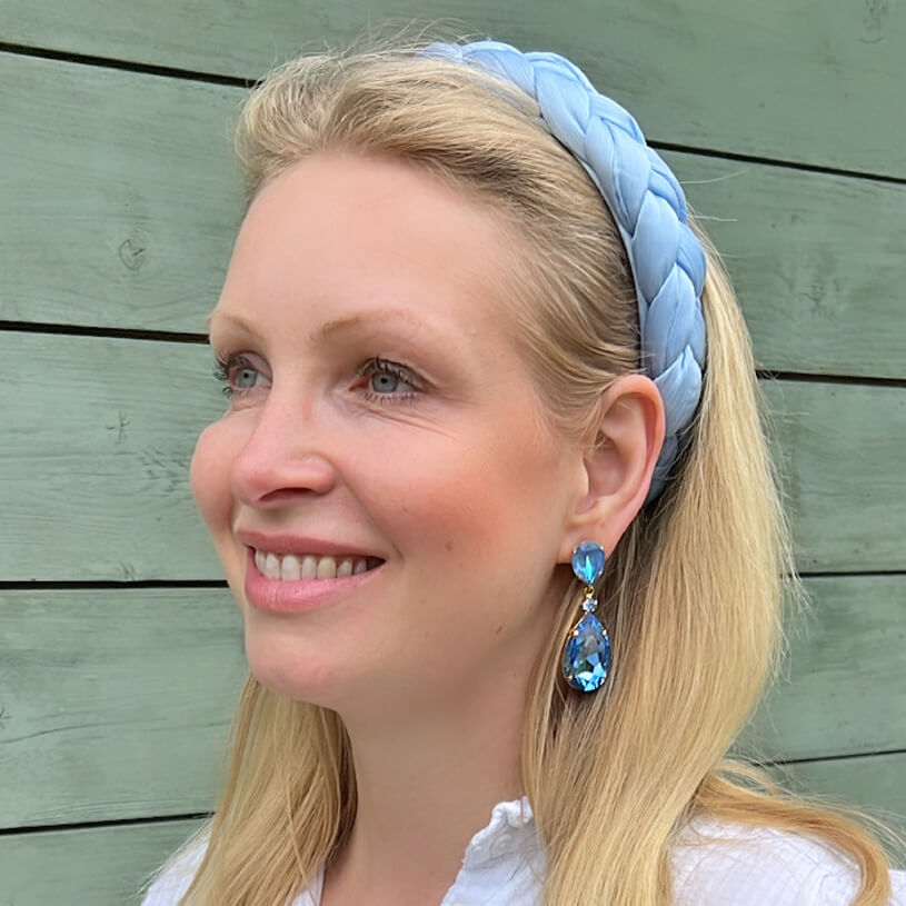 Funkelnde Ohrstecker mit Glas-Kristallen in Hellblau