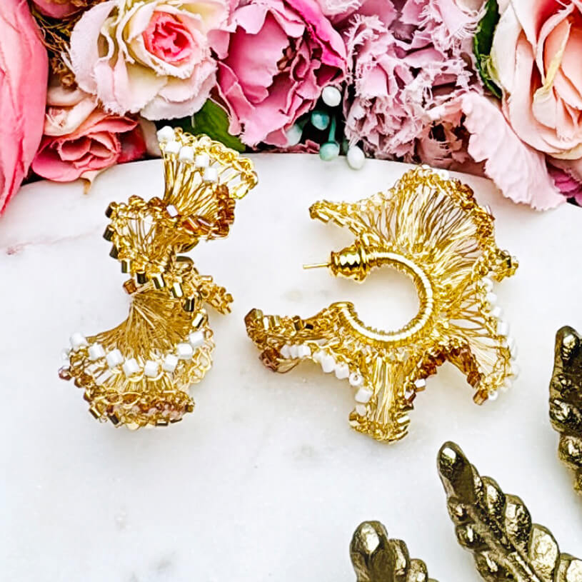 Extravagante Statement-Ohrringe aus goldfarbenen Drähten und Perlen