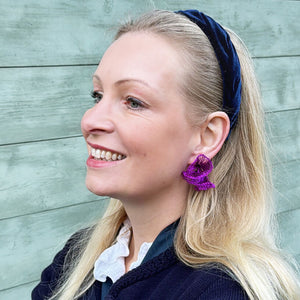 Hochwertige Statement-Ohrringe aus violetten Drähten