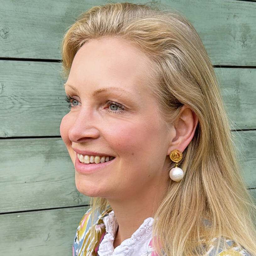 Vergoldete Ohrstecker mit feiner Münzprägung und Baumwollkugel in Perlmuttoptik