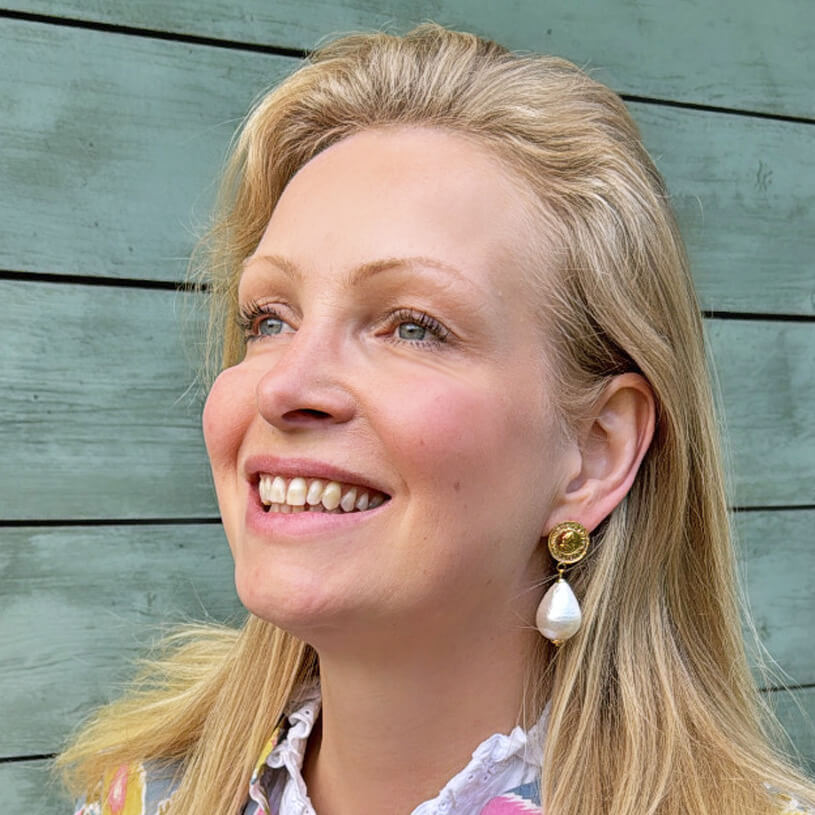 Vergoldete Ohrstecker mit feiner Münzprägung und Baumwolltropfen in Perlmuttoptik