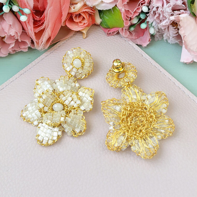 Phantasievolle Perlen-Ohrringe in Blütenform in Weiß