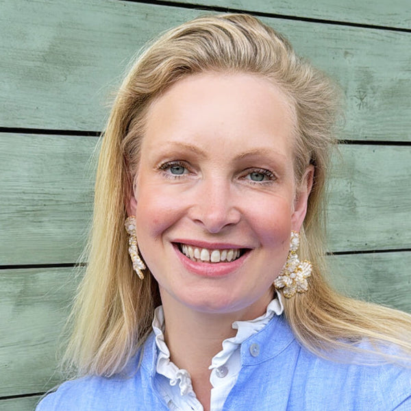 Phantasievolle Perlen-Ohrringe in Blütenform in Weiß