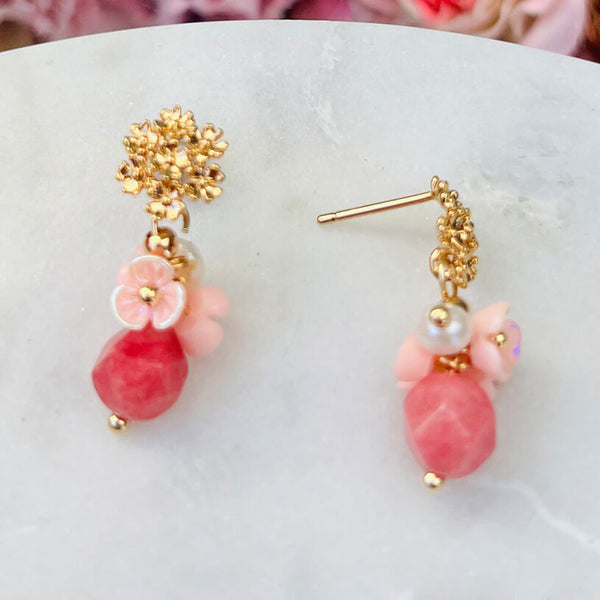 Kleine vergoldete Ohrstecker mit Blüten und Perle in Rosa und Pink