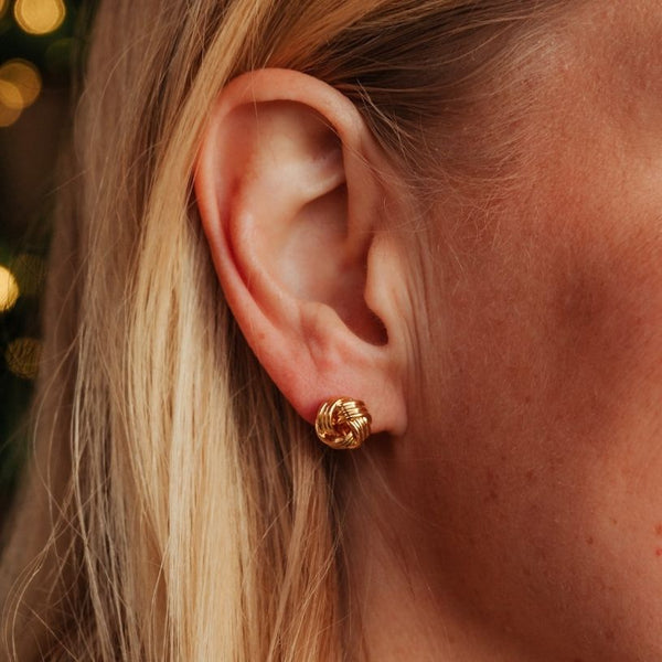 Vergoldete Knoten-Ohrringe in Flechtoptik