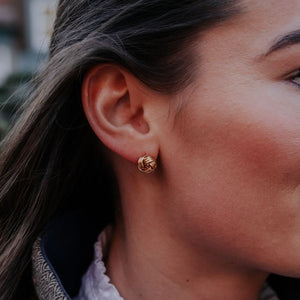 Vergoldete Knoten-Ohrringe in Flechtoptik