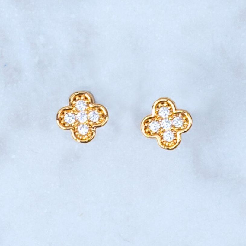 Zarte Kleeblatt-Ohrringe mit funkelnden Steinchen