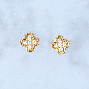 Zarte Kleeblatt-Ohrringe mit funkelnden Steinchen