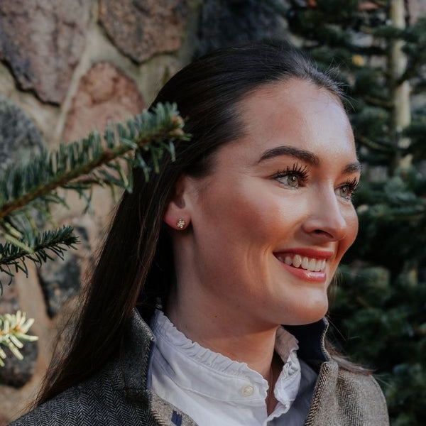 Zarte Kleeblatt-Ohrringe mit funkelnden Steinchen