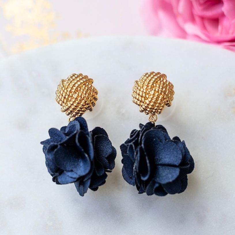 Vergoldete Knoten-Ohrstecker mit dunkelblauem Blüten-Pompom