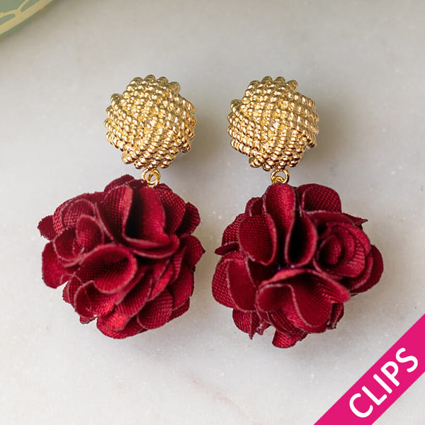 Vergoldete Knoten-Ohrclips mit dunkelrotem Blüten-Pompom
