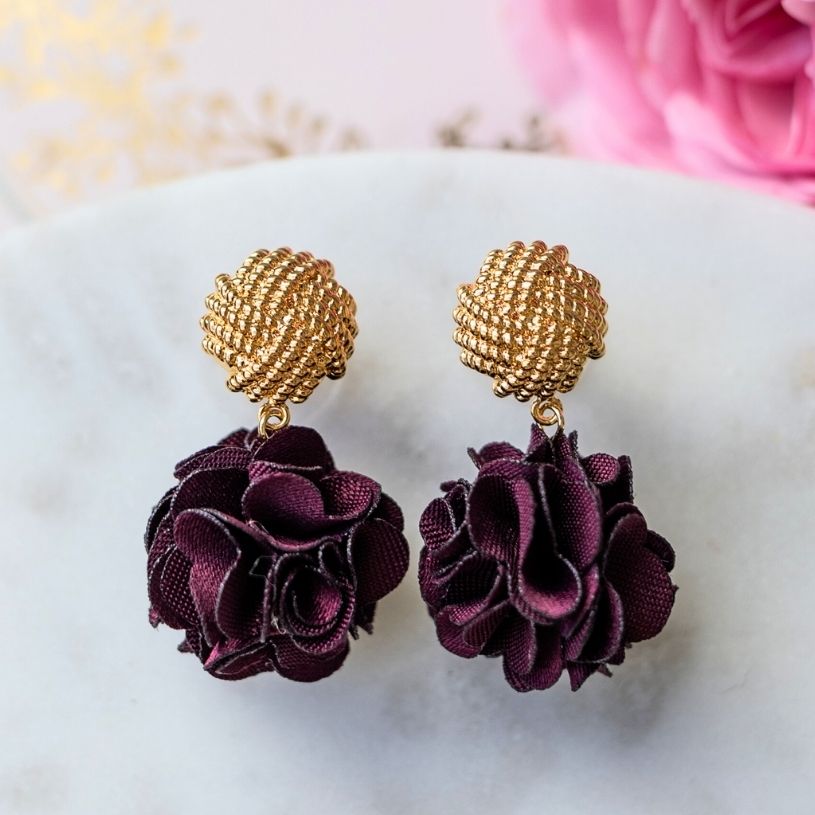 Vergoldete Knoten-Ohrstecker mit weinrotem Blüten-Pompom