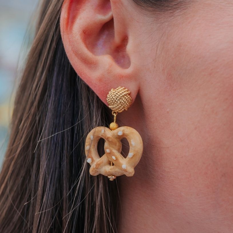 Vergoldete Knoten-Ohrringe mit kleinem Brezel