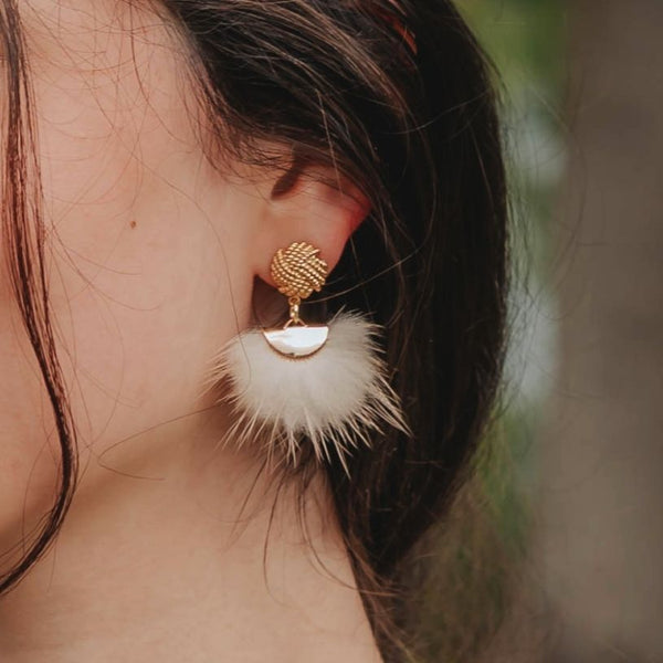 Vergoldete Knoten-Ohrringe mit Puschel-Fächer in Creme