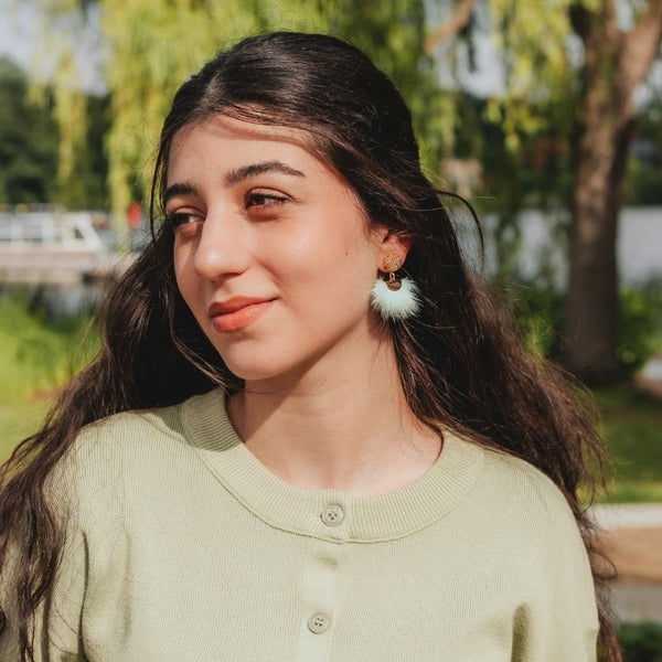 Vergoldete Knoten-Ohrringe mit Puschel-Fächer in Mint