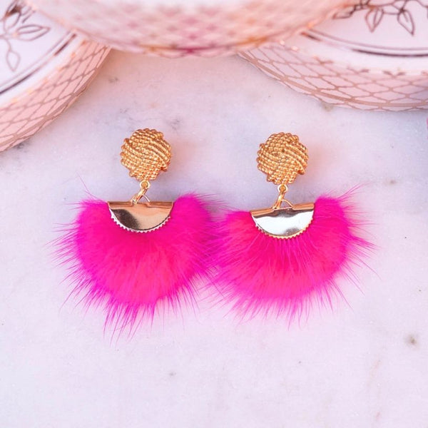 Vergoldete Knoten-Ohrstecker mit Puschel-Fächer in Pink