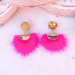 Vergoldete Knoten-Ohrstecker mit Puschel-Fächer in Pink