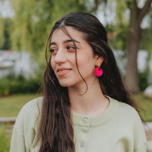 Vergoldete Knoten-Ohrringe mit Puschel-Fächer in Pink