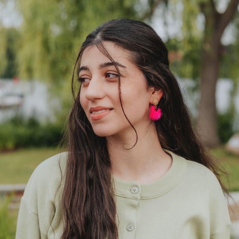 Vergoldete Knoten-Ohrringe mit Puschel-Fächer in Pink