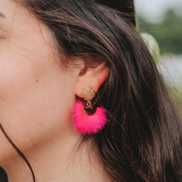 Vergoldete Knoten-Ohrringe mit Puschel-Fächer in Pink