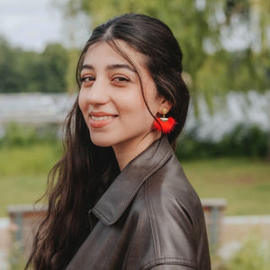 Vergoldete Knoten-Ohrringe mit Puschel-Fächer in Rot