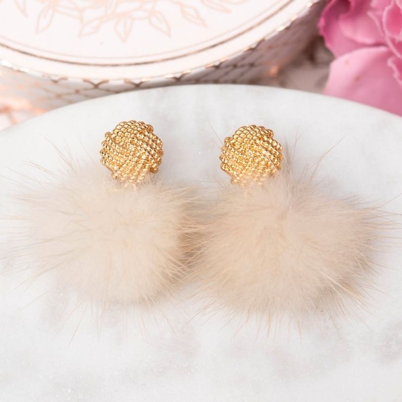 Vergoldete Knoten-Ohrstecker mit Puschel-Pompom in Creme