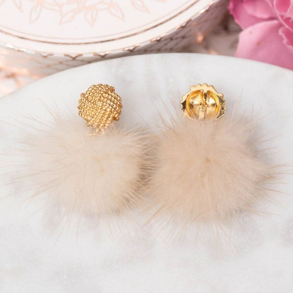 Vergoldete Knoten-Ohrstecker mit Puschel-Pompom in Creme