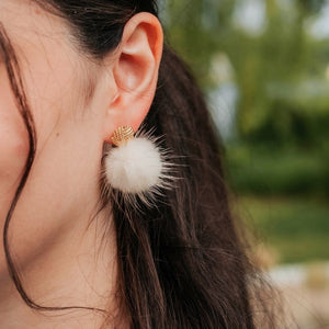 Vergoldete Knoten-Ohrringe mit Puschel-Pompom in Creme