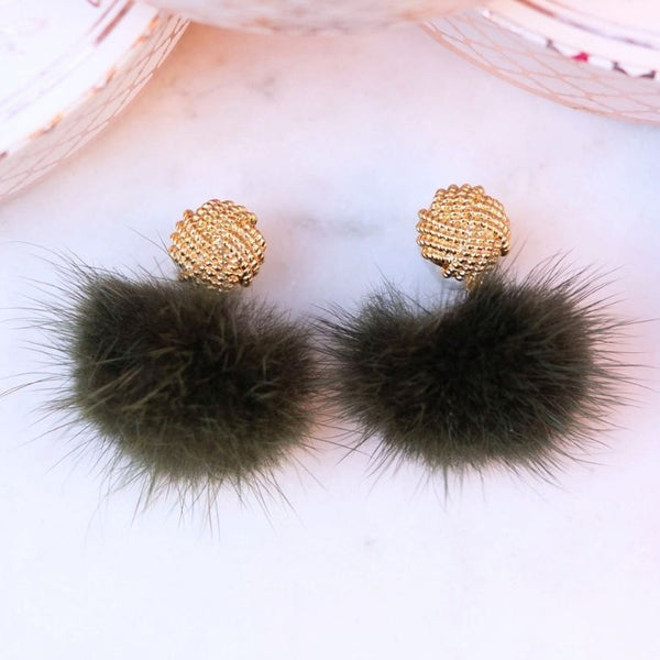 Vergoldete Knoten-Ohrstecker mit Puschel-Pompom in Dunkelgrün