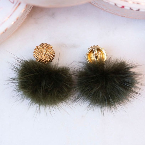 Vergoldete Knoten-Ohrstecker mit Puschel-Pompom in Dunkelgrün