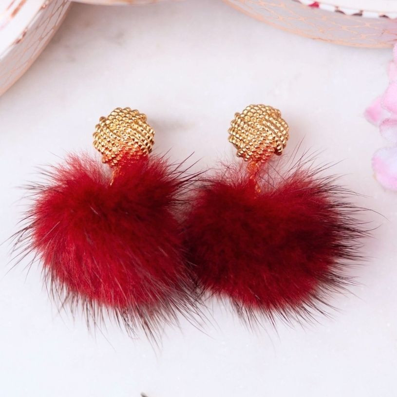 Vergoldete Knoten-Ohrstecker mit Puschel-Pompom in Dunkelrot