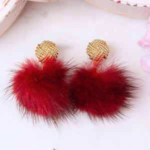 Vergoldete Knoten-Ohrstecker mit Puschel-Pompom in Dunkelrot