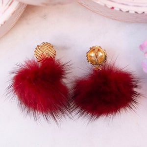Vergoldete Knoten-Ohrstecker mit Puschel-Pompom in Dunkelrot