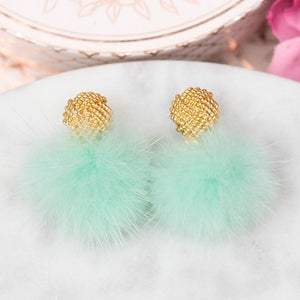 Vergoldete Knoten-Ohrstecker mit Puschel-Pompom in Mint