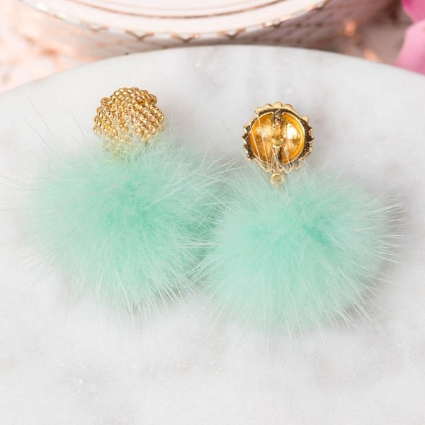 Vergoldete Knoten-Ohrstecker mit Puschel-Pompom in Mint