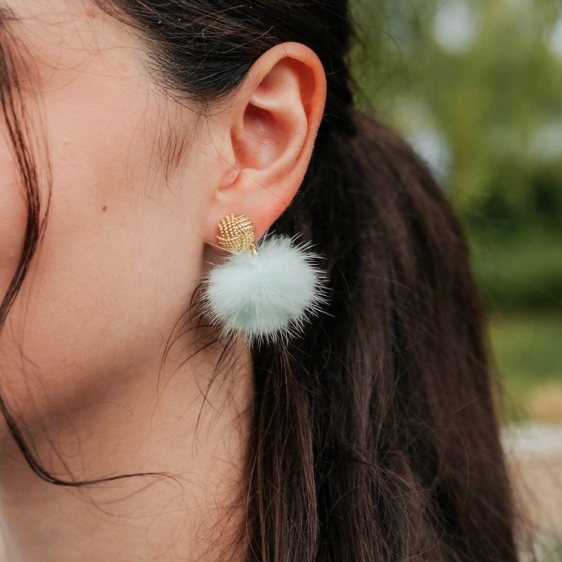 Vergoldete Knoten-Ohrring mit Puschel-Pompom in Mint