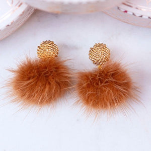 Vergoldete Knoten-Ohrstecker mit Puschel-Pompom in Rotbraun
