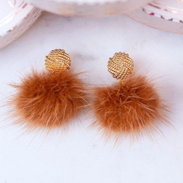 Vergoldete Knoten-Ohrstecker mit Puschel-Pompom in Rotbraun