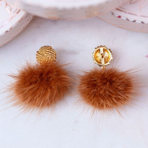 Vergoldete Knoten-Ohrstecker mit Puschel-Pompom in Rotbraun