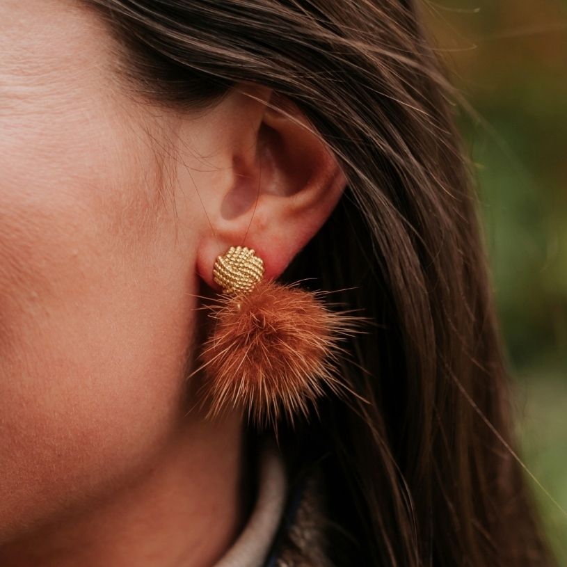 Vergoldete Knoten-Ohrringe mit Puschel-Pompom in Rotbraun