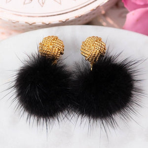 Vergoldete Knoten-Ohrstecker mit Puschel-Pompom in Schwarz